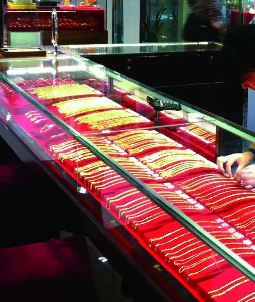 黄金珠宝首饰行业市场深度分析及发展规划咨询 黄金重回7字头_拥有“如意行”驾乘险，出行更顺畅！,人保护你周全