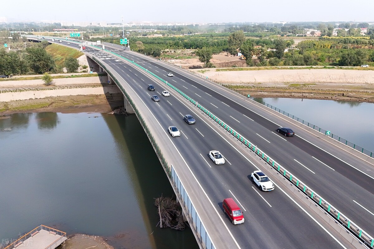 人保服务 ,拥有“如意行”驾乘险,出行更顺畅!_2024年中国智能网联汽车行业政策环境及发展趋势分析