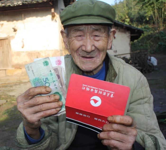 多位专家建言上调农民养老金