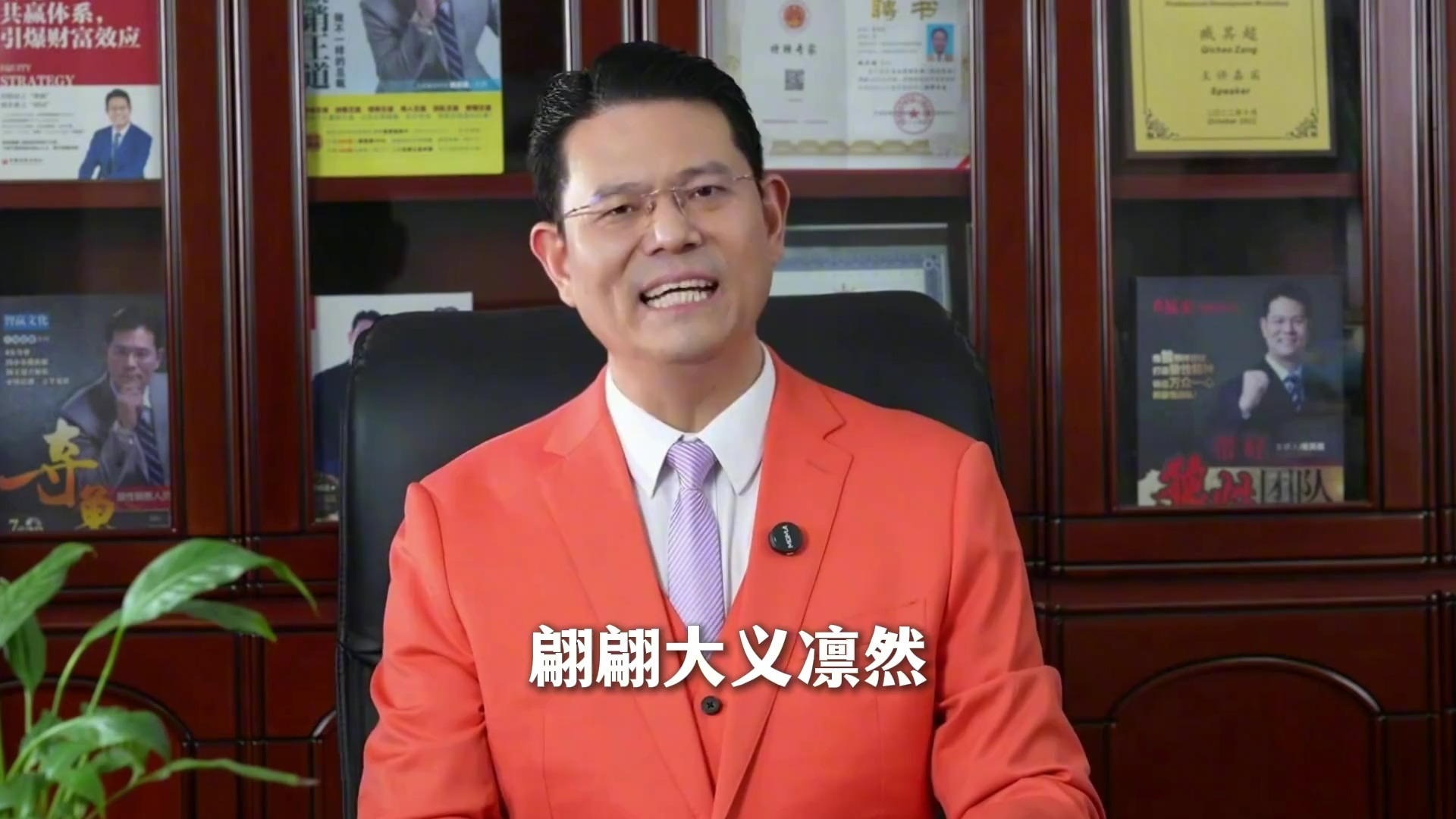 头部播客「不合时宜」陷"塌房"争议：理想主义人设崩塌背后的劳动剥削与行业困境