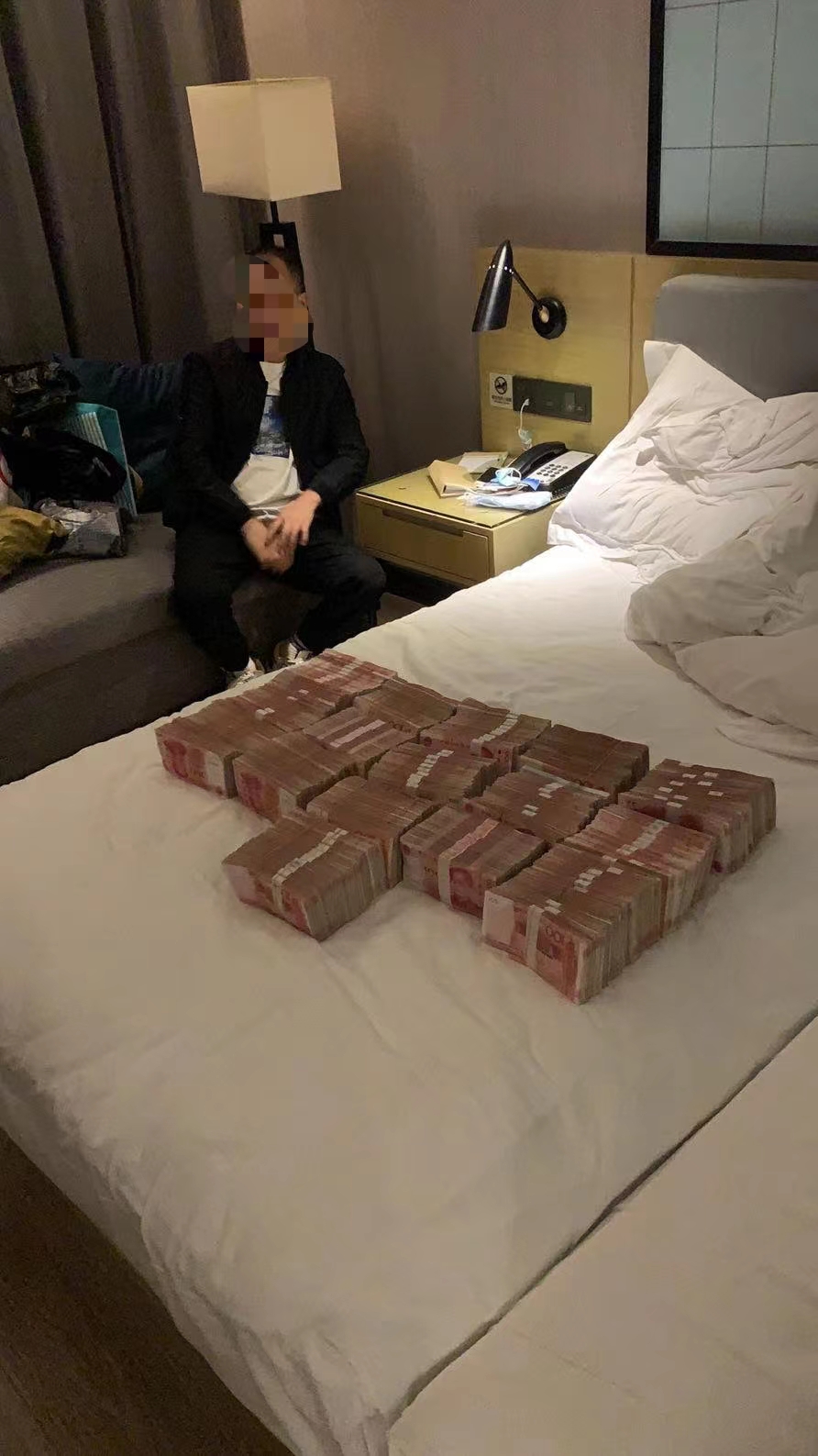 上海三毛(600689.SH)：拟使用不超过2.2亿元的自有资金进行现金管理