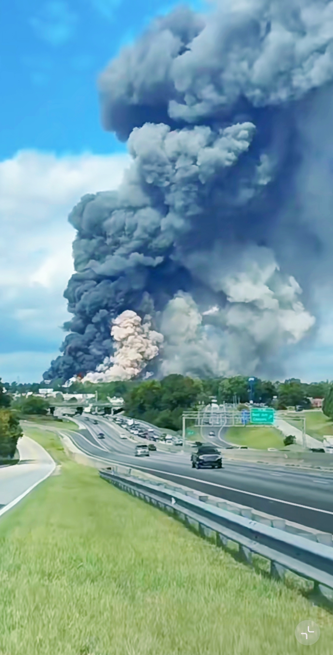 美国一军工厂突发爆炸！