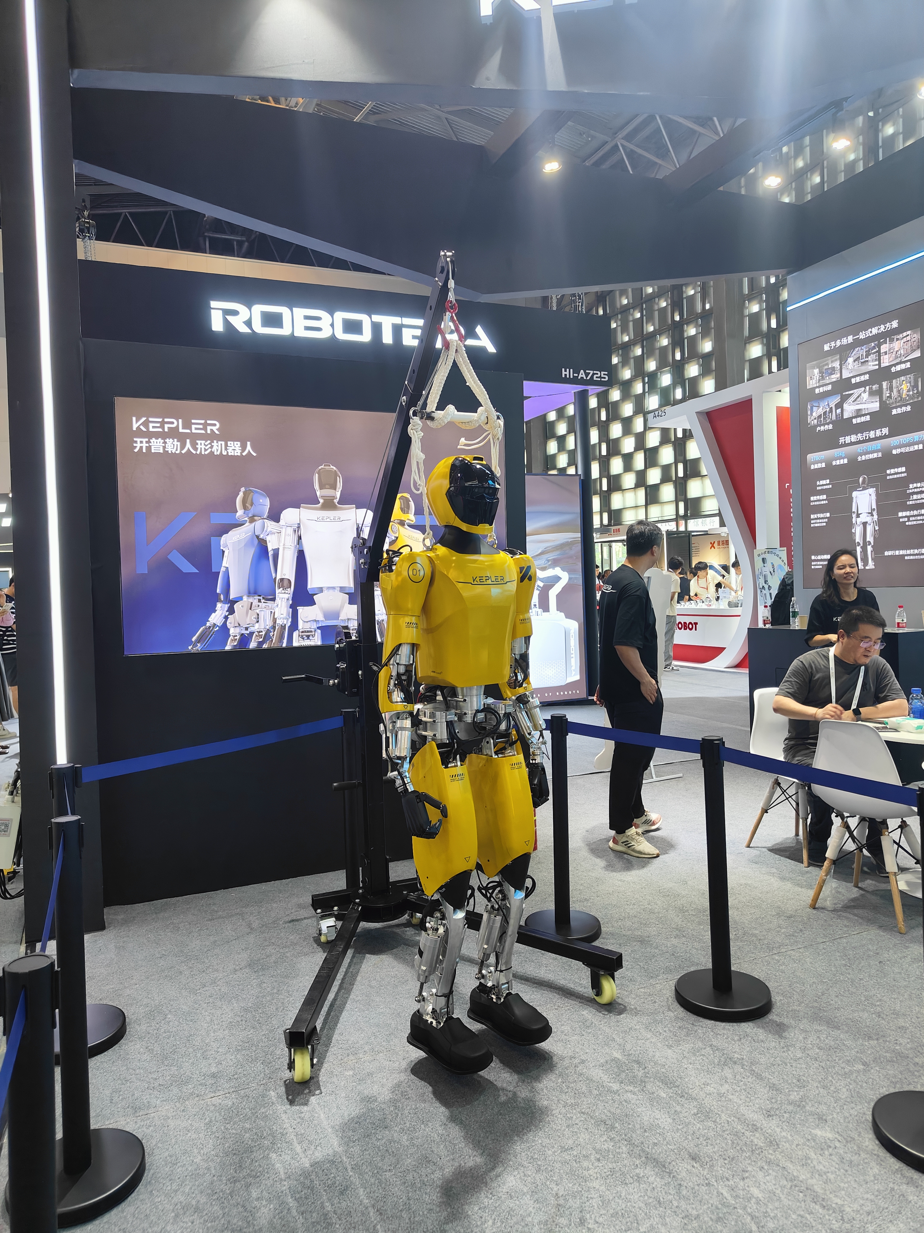 汇集前沿技术 亦庄人形机器人半马吸睛