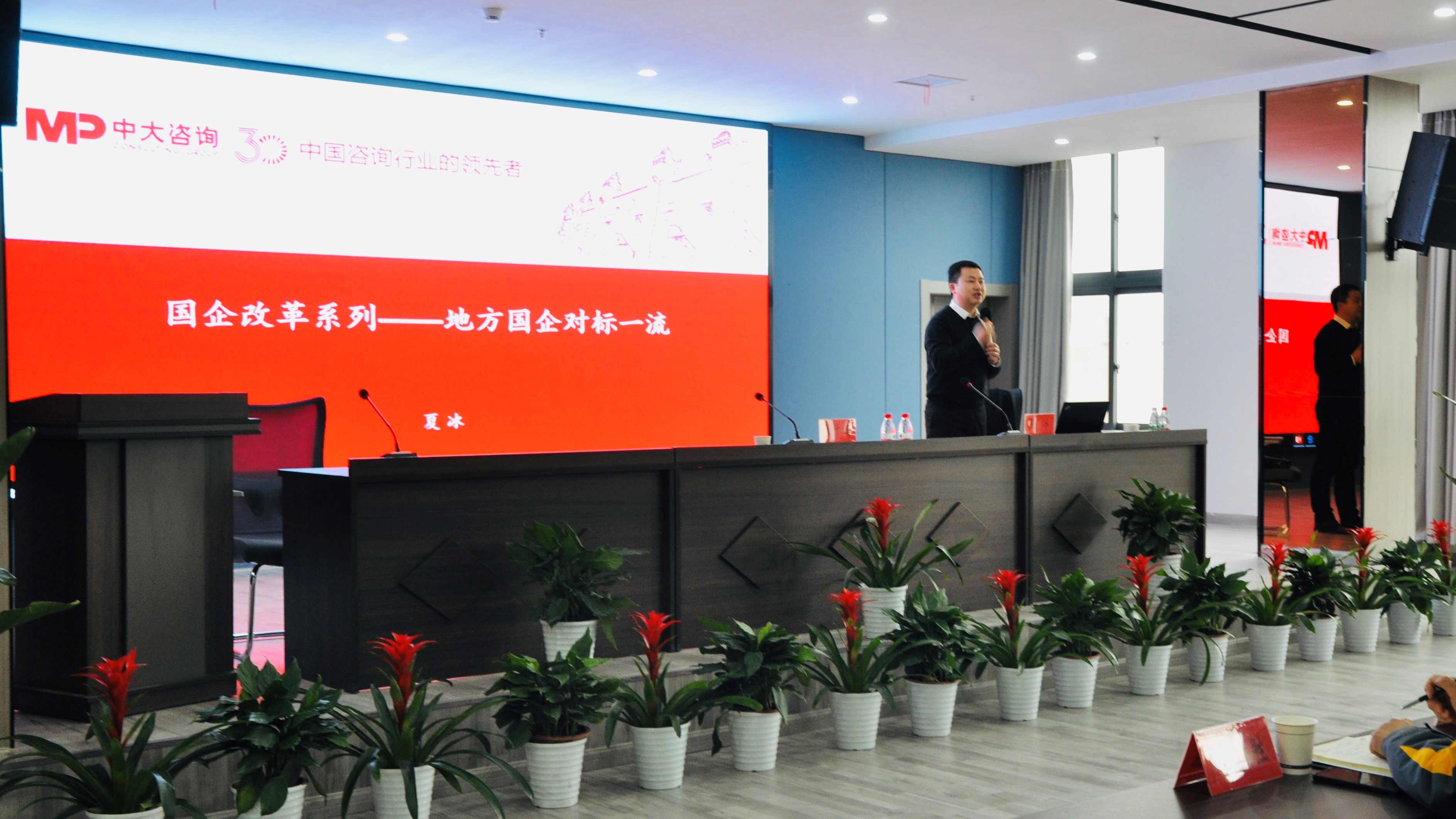 国务院国资委举办“国资大讲堂” 张玉卓会见主讲人林毅夫