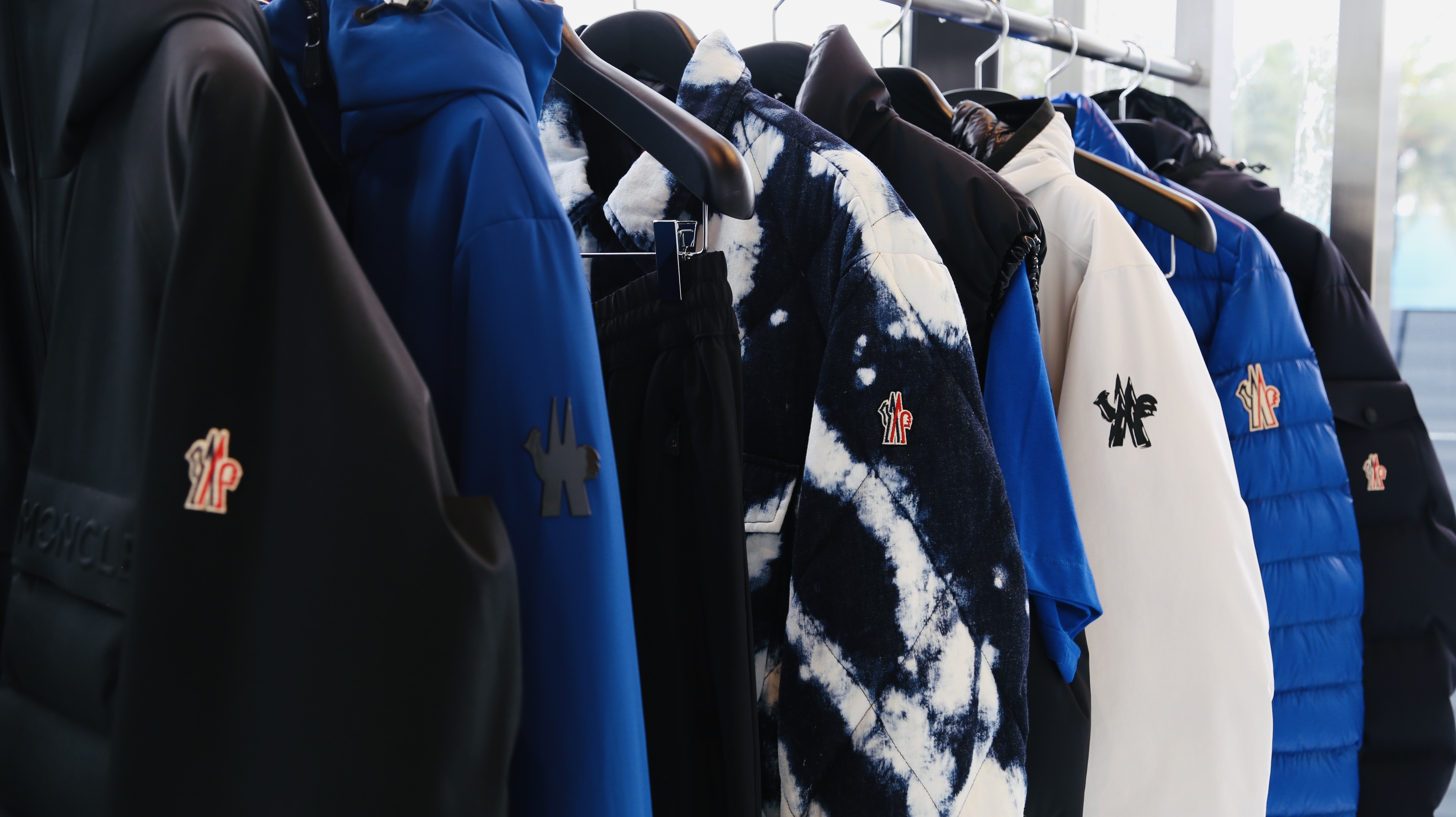 Moncler集团收入增长1%