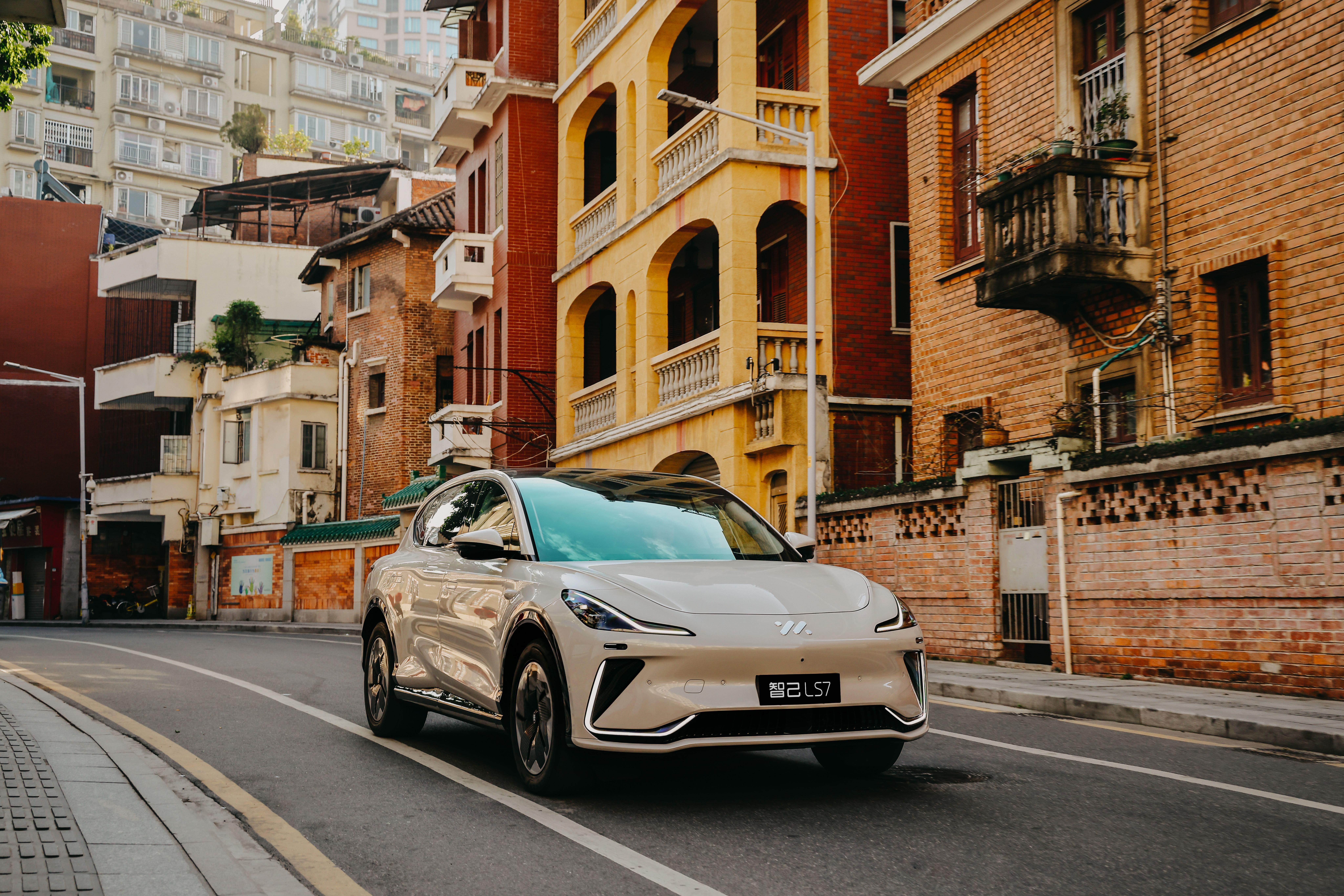 智己汽车与阿联酋SMI达成战略合作，首推旗舰车型LS7中东版