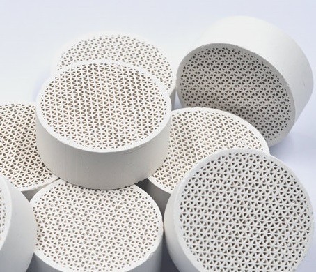 2025年特种陶瓷行业供需格局分析及投资战略研究_人保伴您前行,拥有“如意行”驾乘险，出行更顺畅！