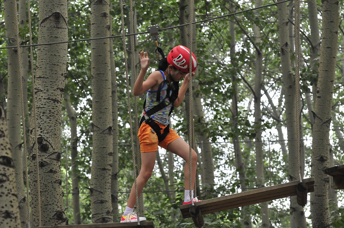 经观头条｜刚收了狼爪的安踏，在打一场更重要的仗