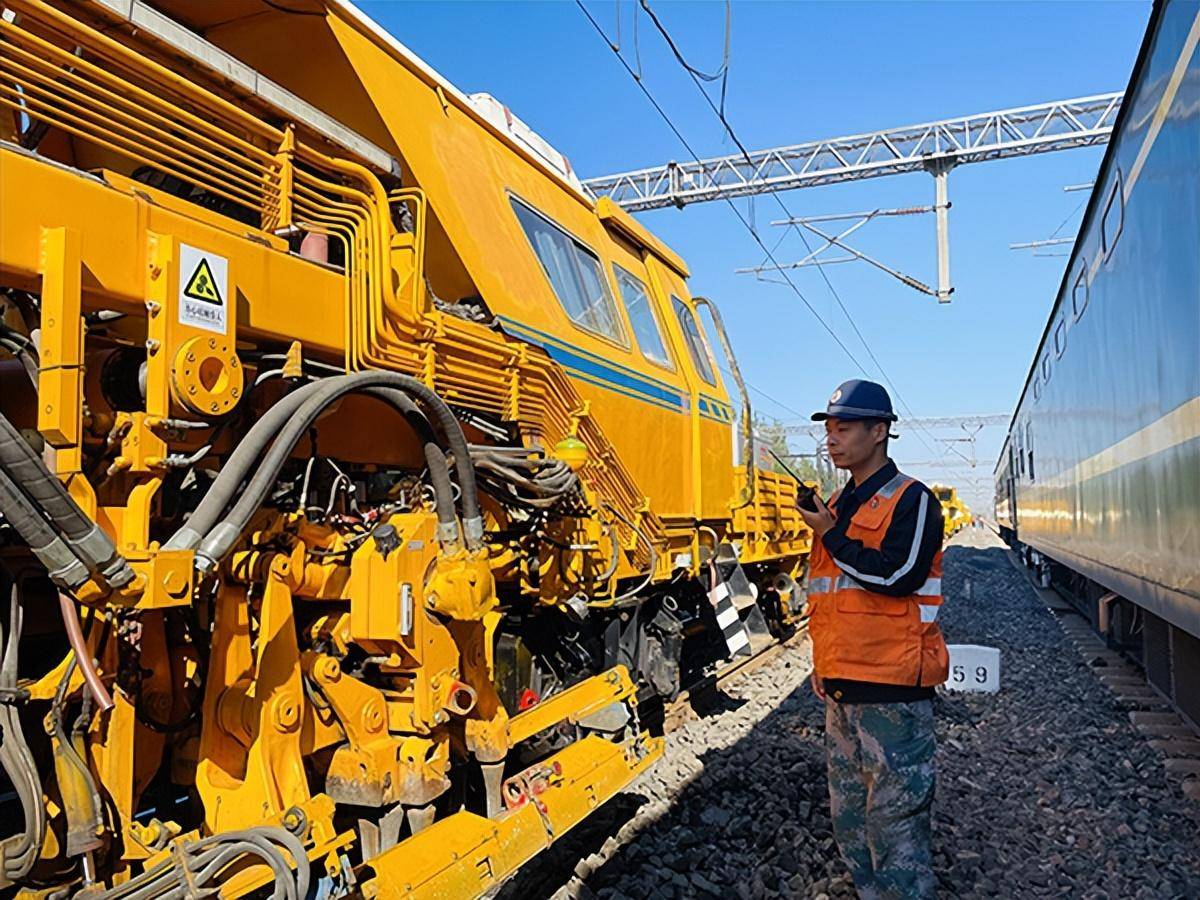 大秦铁路：5月大秦线完成货物运输量3296万吨，同比减少1.85%