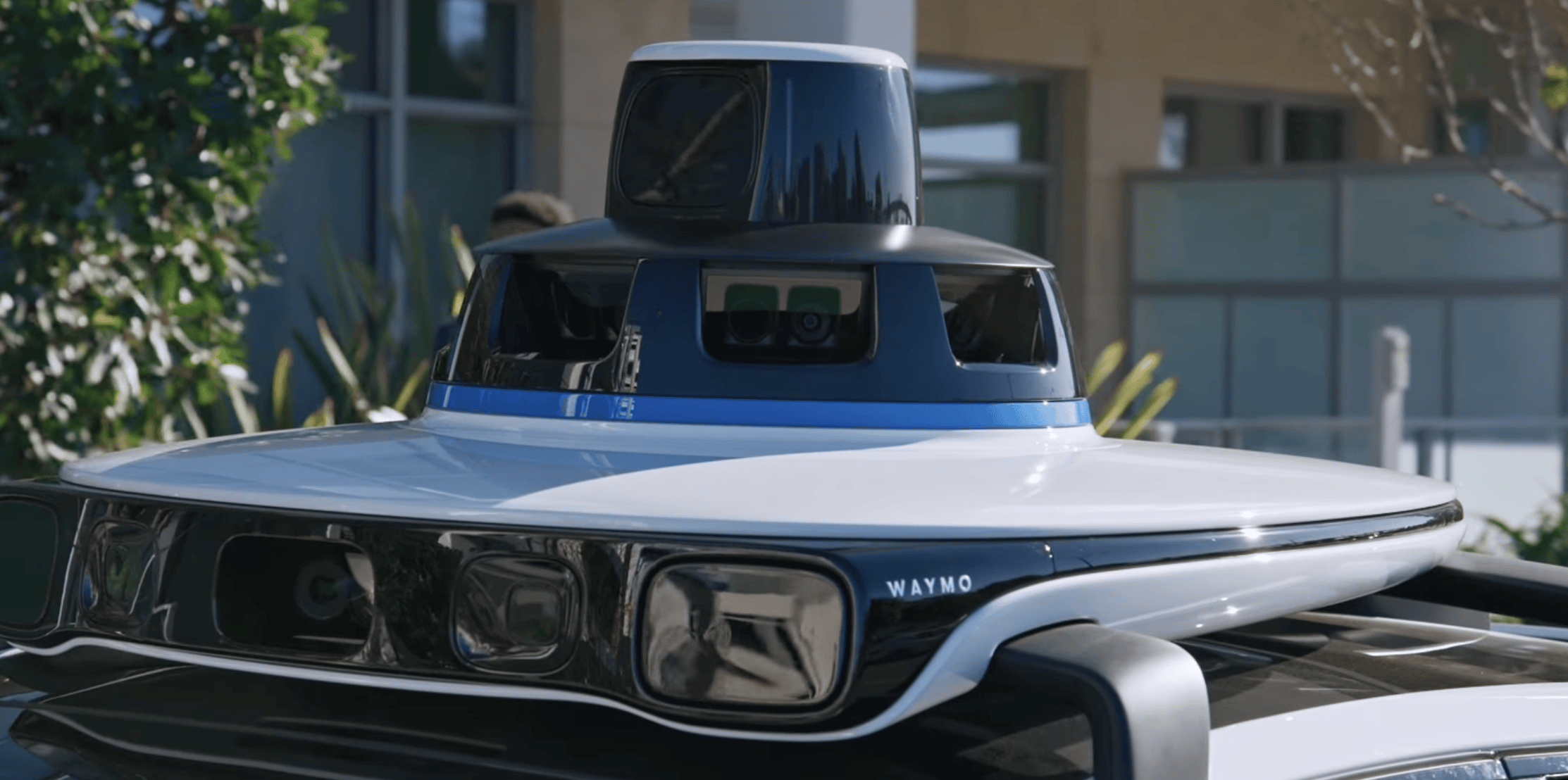 特斯拉Robotaxi在美国上线：仅限受邀用户体验，一口价4.2美元，设有安全员