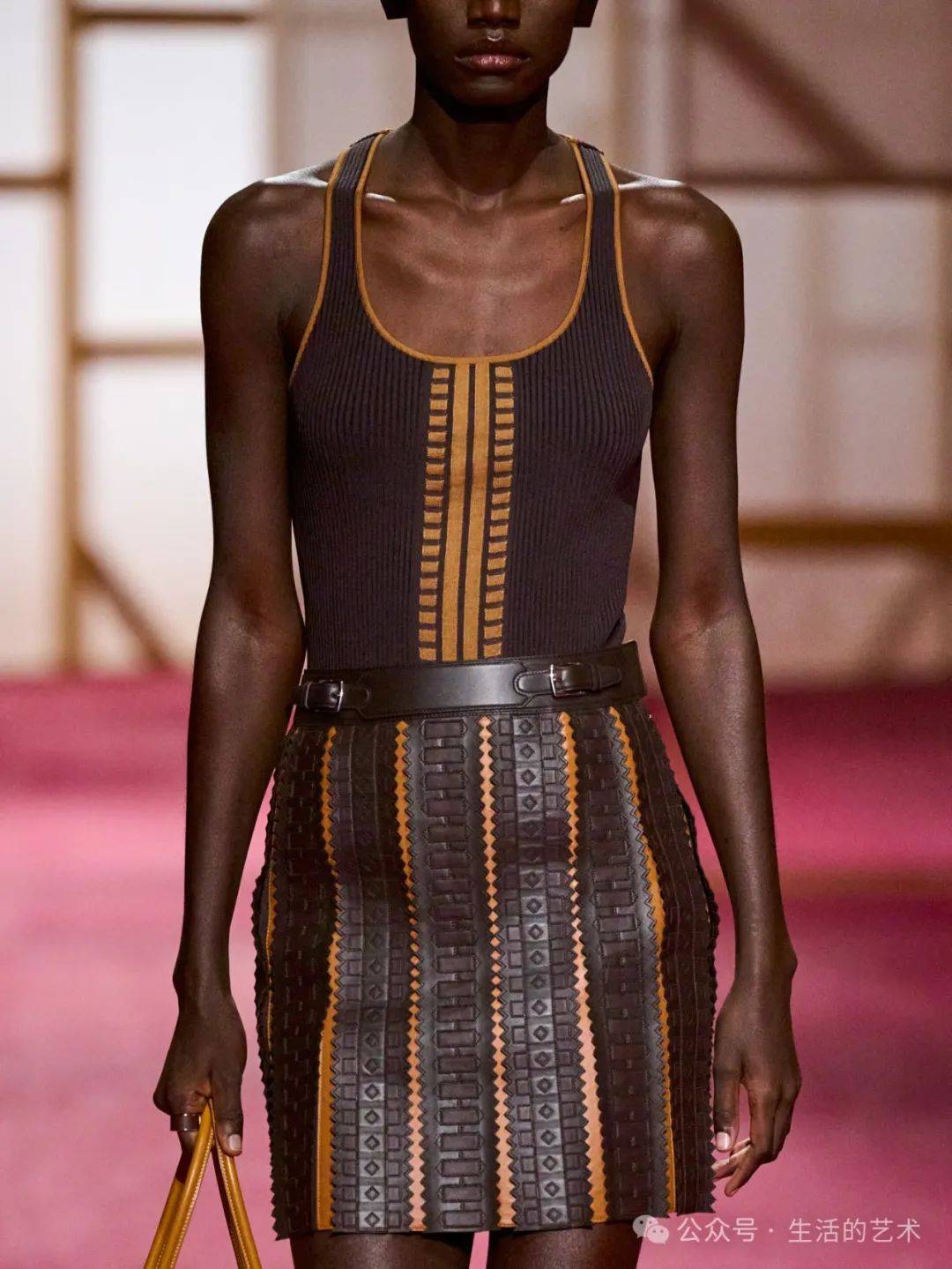 爱马仕2025秋冬女装上海大秀落幕，时尚盛宴引热议