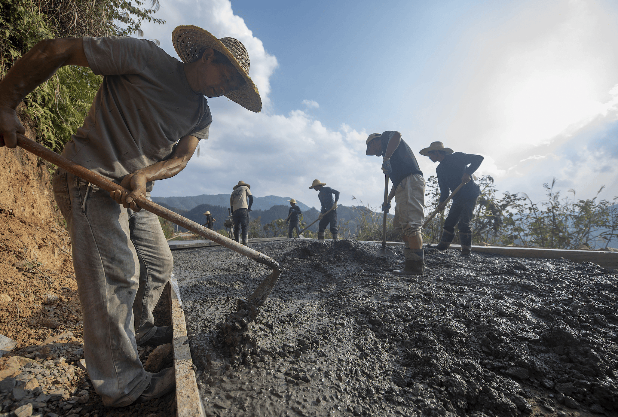 国家发改委新增下达100亿元以工代赈中央投资 将吸纳带动31万名重点群体就业增收