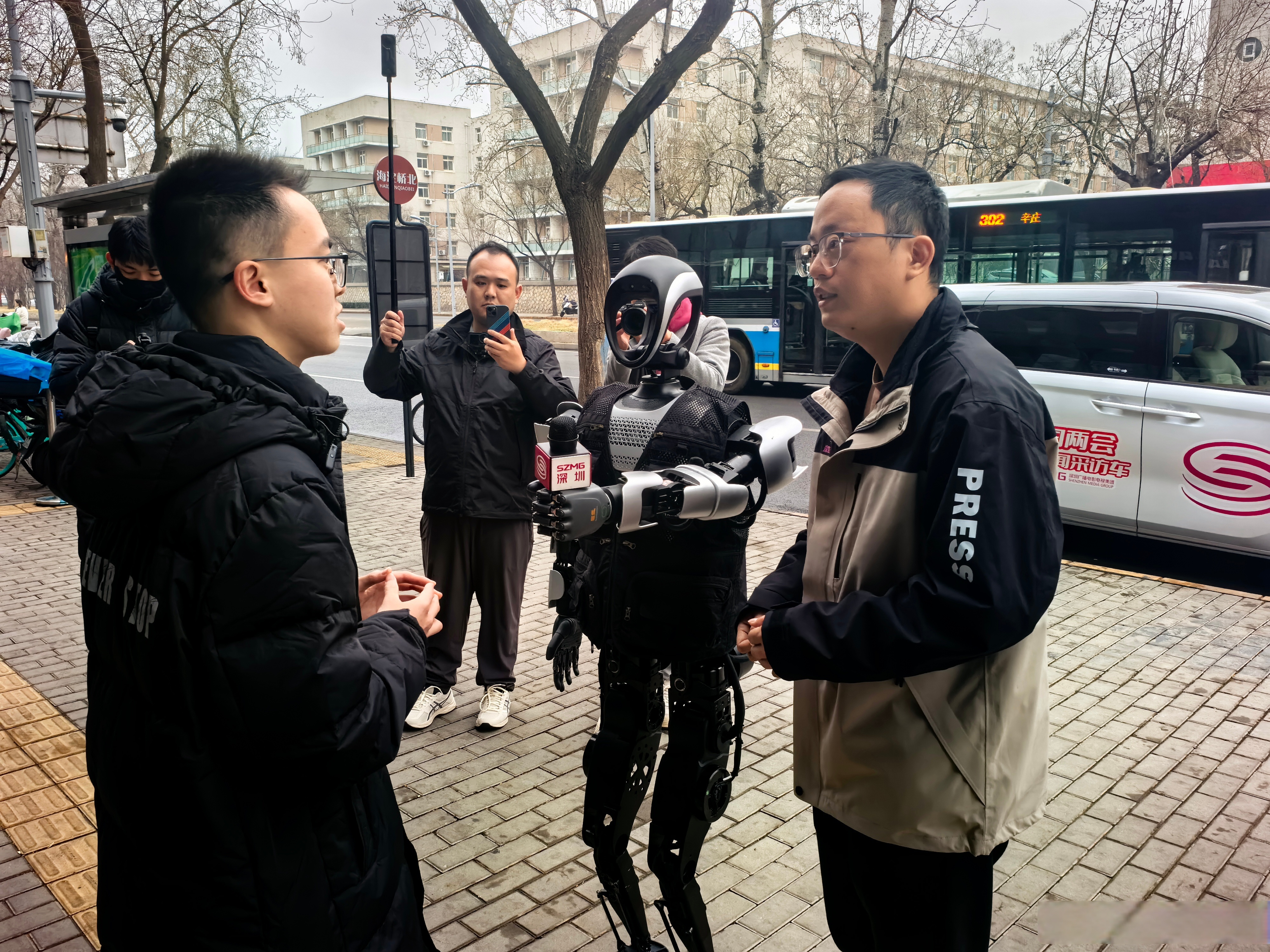 深圳机器人自己“搭地铁”送货 引全球网友围观