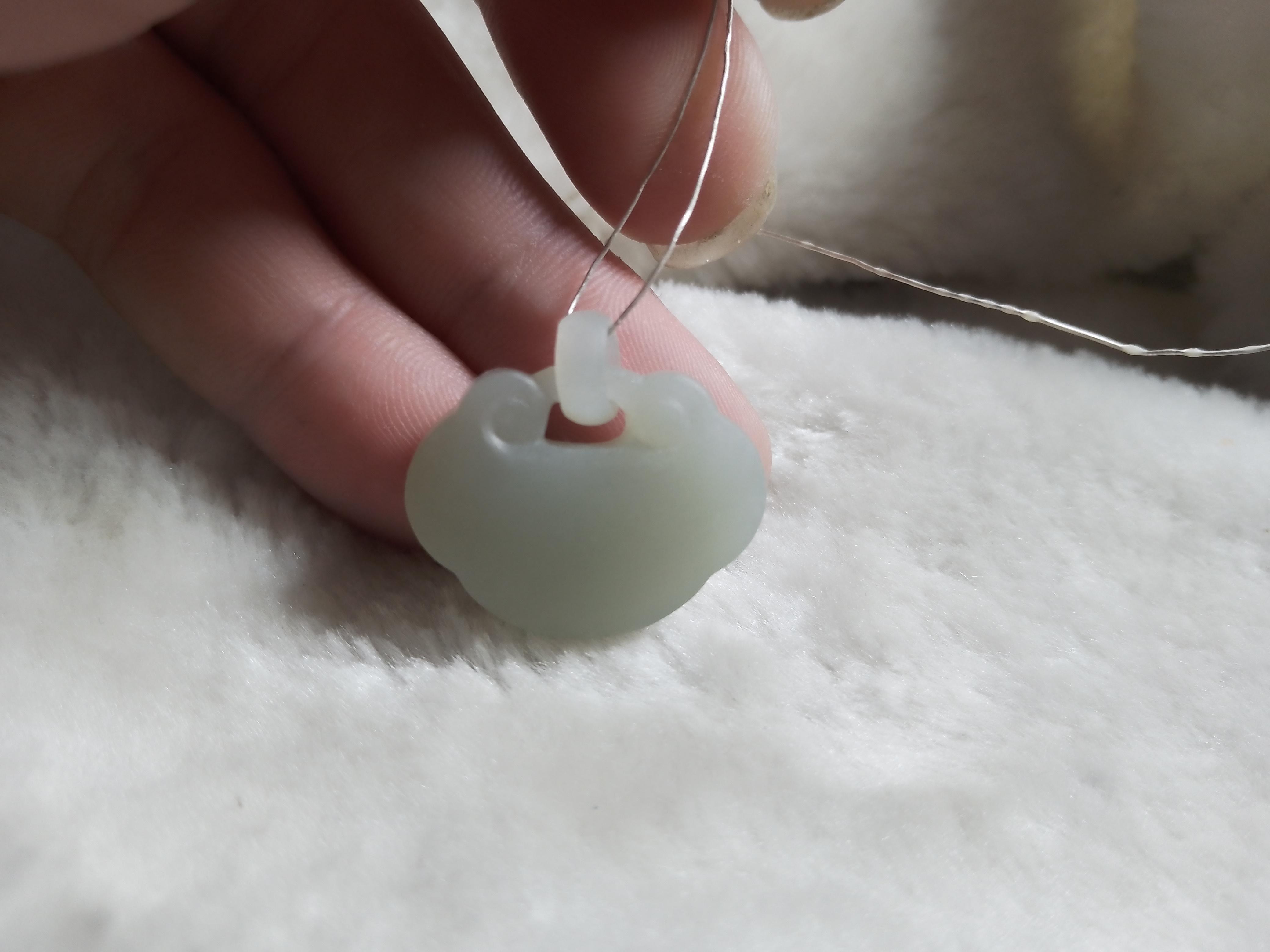 菜百股份获得外观设计专利授权：“吊坠（平安锁）”