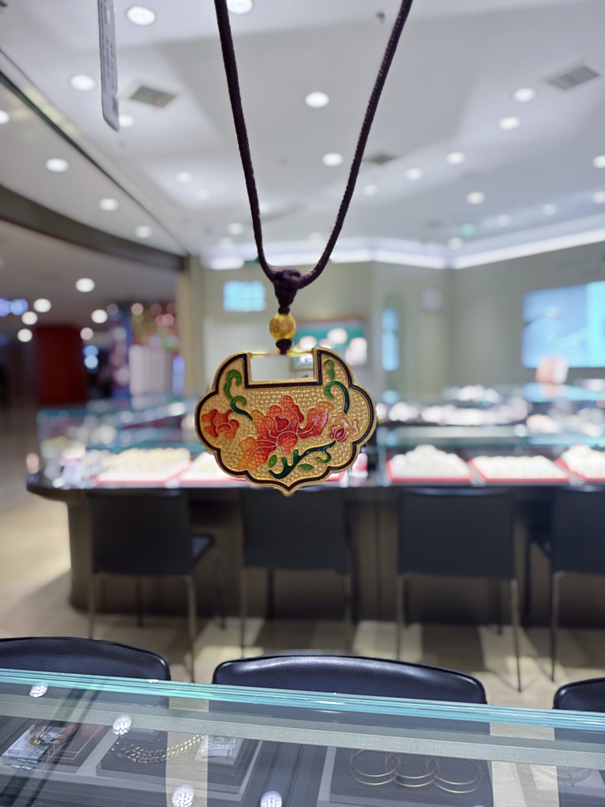 菜百股份获得外观设计专利授权：“吊坠（平安锁）”