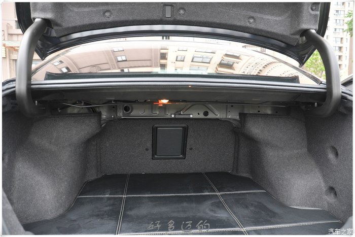 上汽集团获得发明专利授权：“一种汽车尾门铰链饰盖组件及汽车”