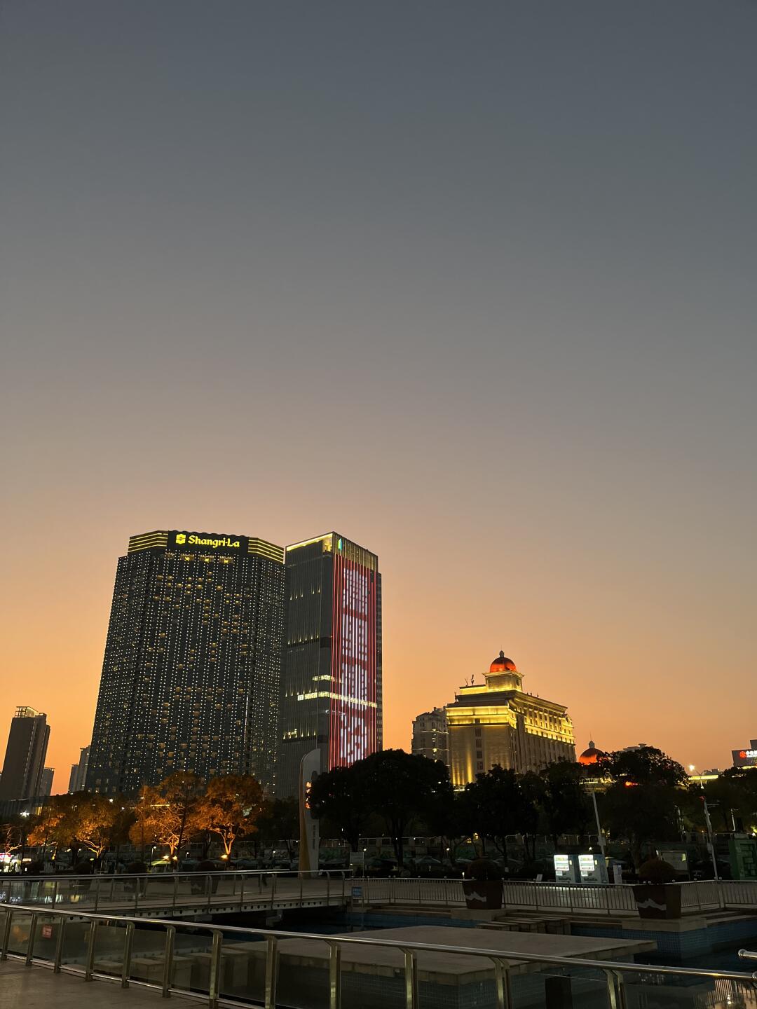 爱建信托：人事调整与业绩下滑交织