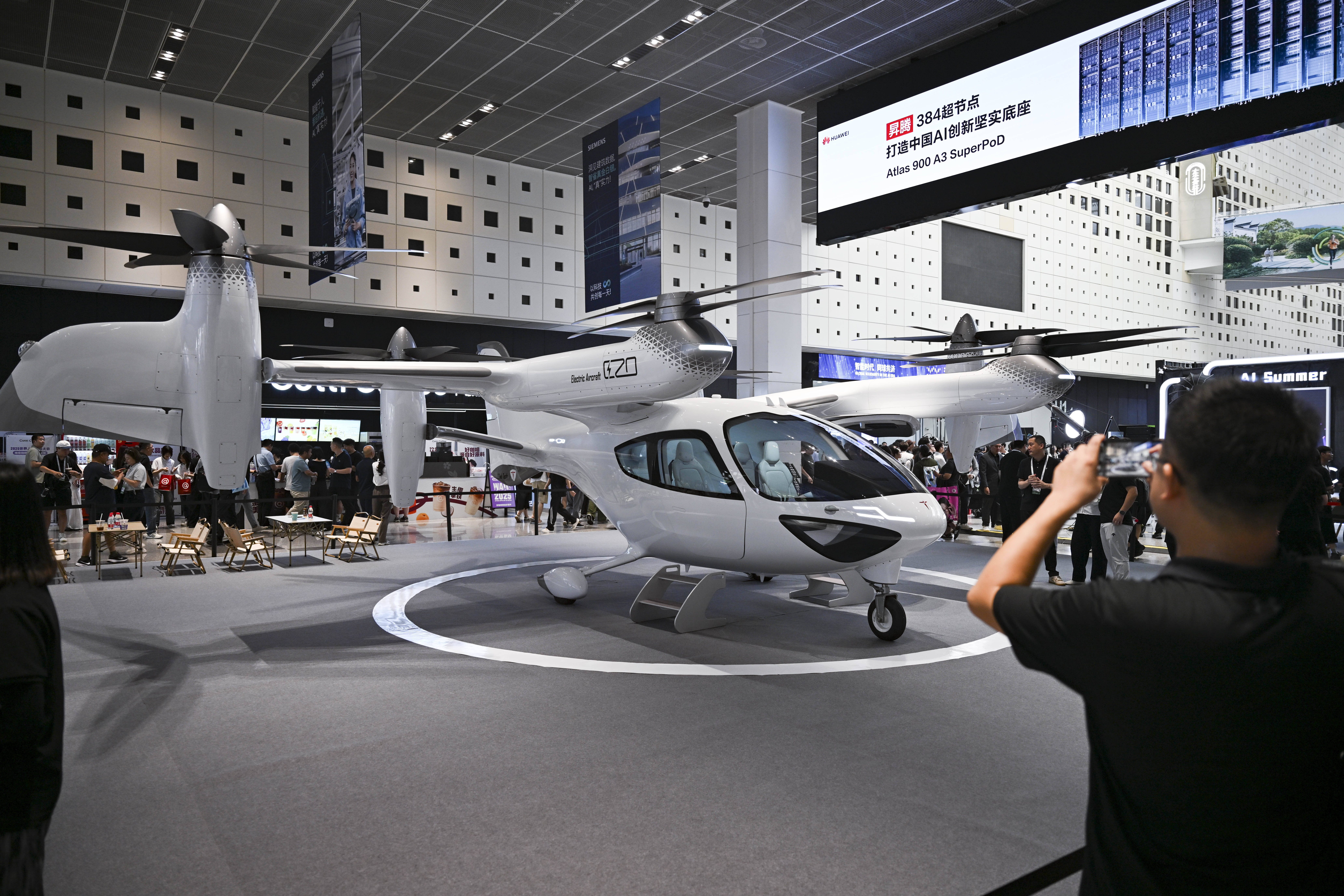 新华全媒+｜来2025世界机器人大会，体验“机”智生活！