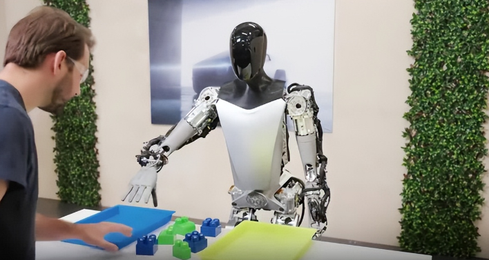 新华视点｜人形机器人：从“跑起来”到“用得上”还要多久？