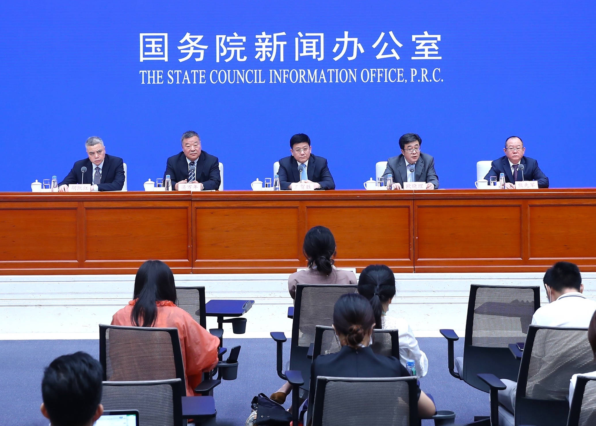 今日看点｜国新办举行国务院政策例行吹风会，介绍逐步推行免费学前教育政策有关情况