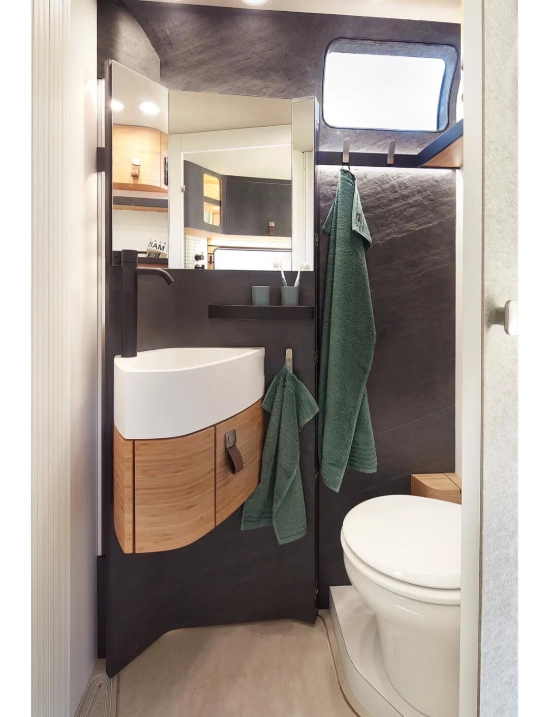 人保车险,拥有“如意行”驾乘险，出行更顺畅！_2025-2030年中国露营旅游行业：政策、技术、消费三重驱动下的生态化跃迁