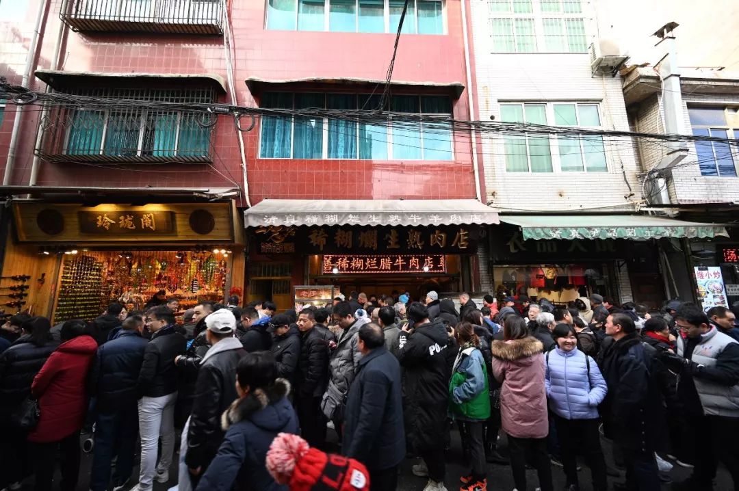 一位县财政局局长的一天，从接待门口排队的访客开始