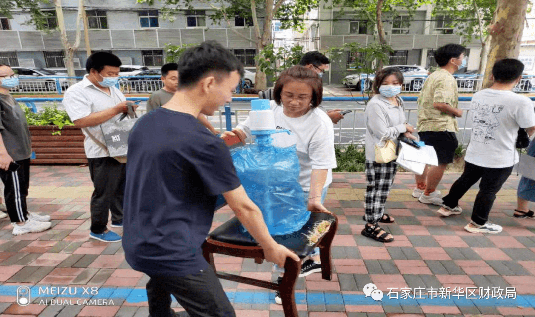 一位县财政局局长的一天，从接待门口排队的访客开始