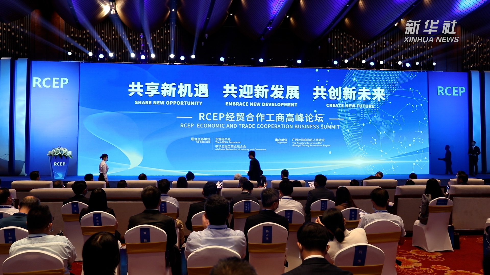 新华全媒+丨东博会手记：人工智能+，从“点”上开花到“链”上结果