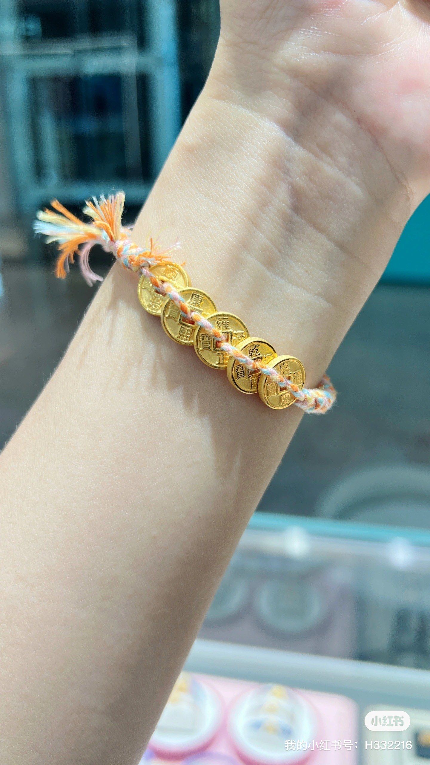 “K金之王”潮宏基冲刺港股：被宝格丽、历峰控告侵权，时尚女包销售持续下滑