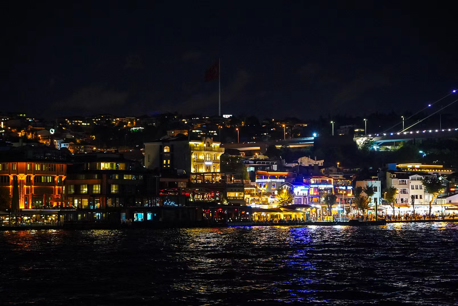 突发！土耳其博斯普鲁斯海峡双向停航