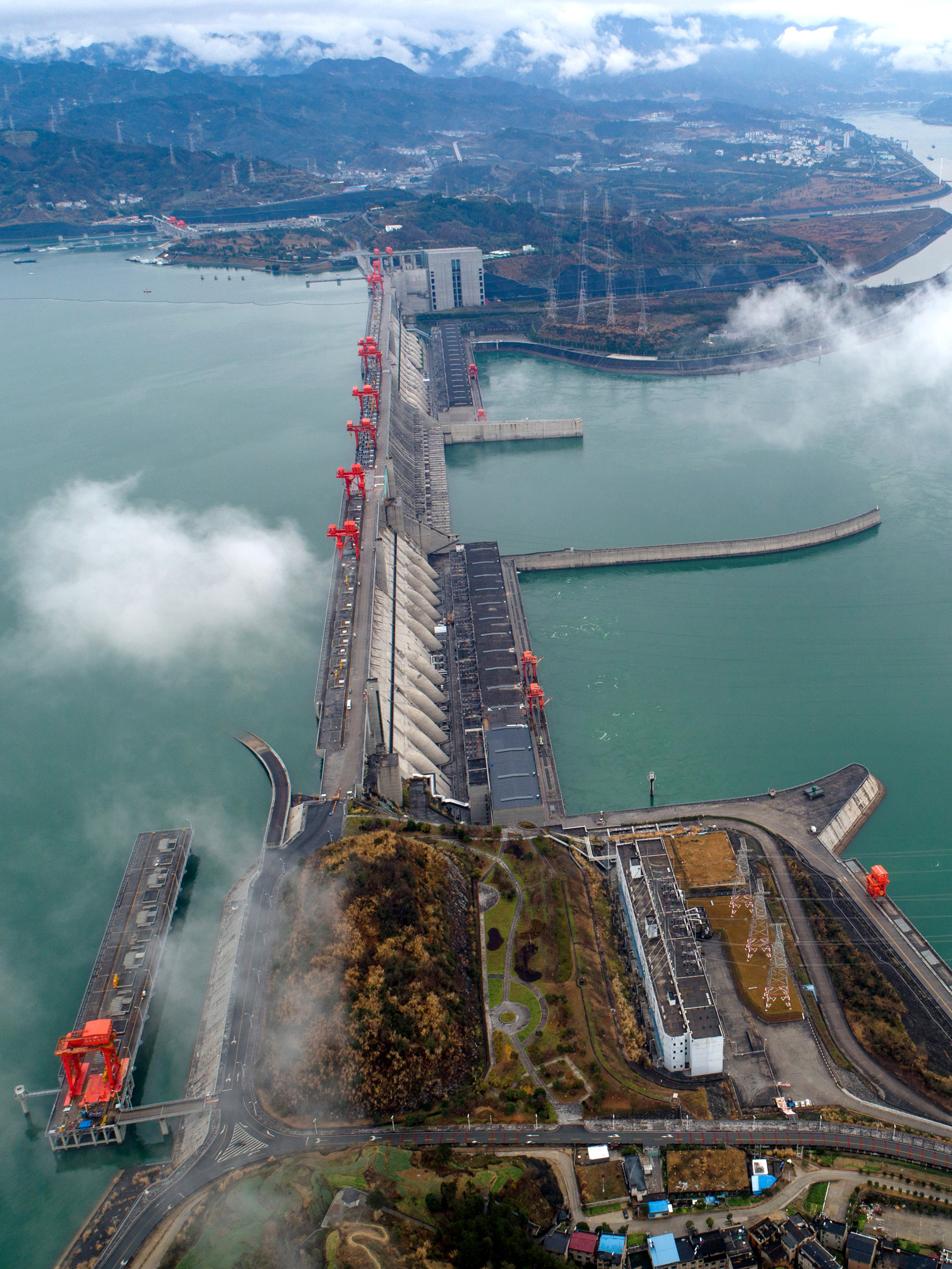 长江电力现2笔大宗交易 合计成交100.00万股