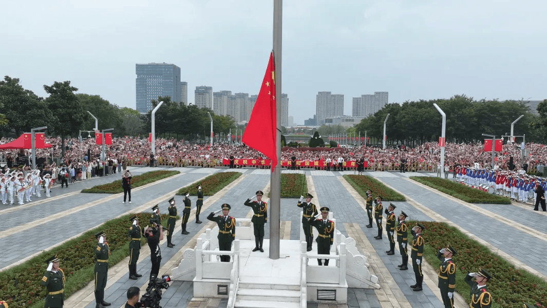 祝福祖国！五星红旗在天安门广场冉冉升起