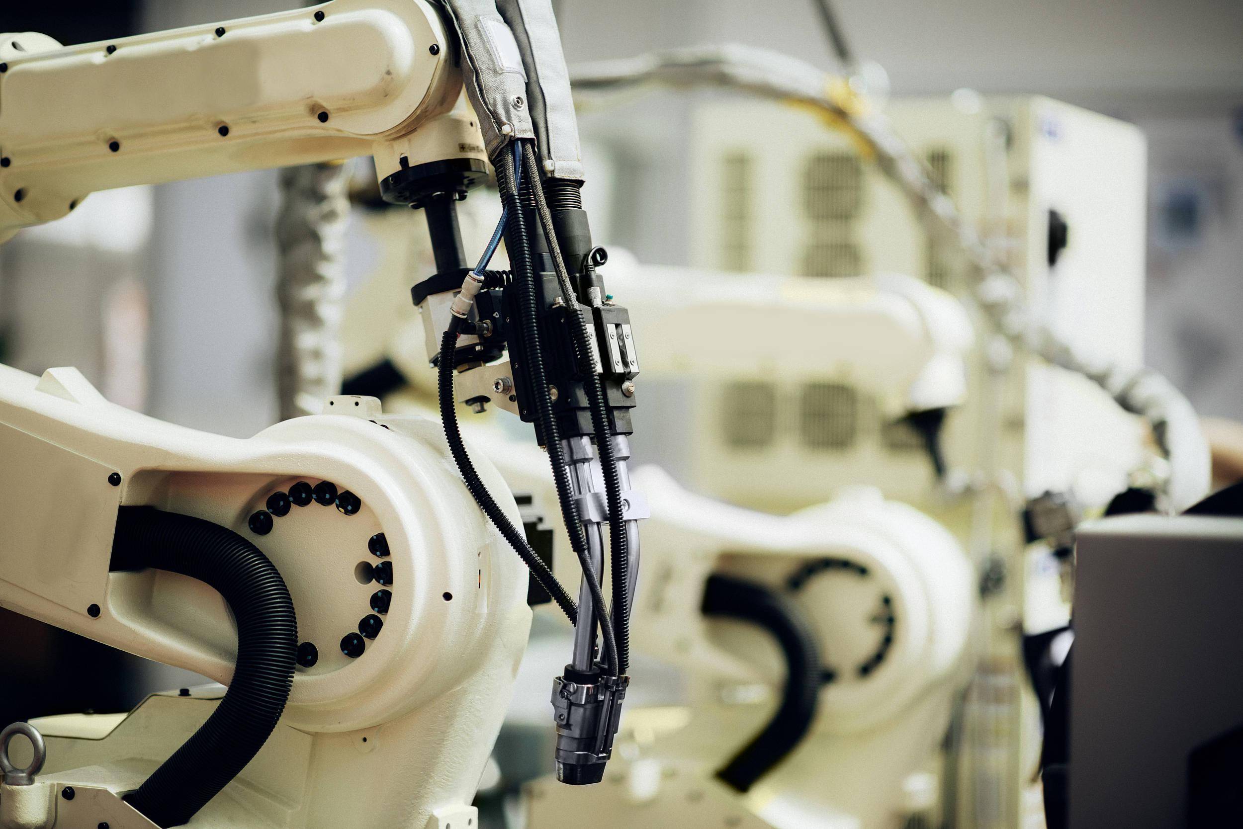 卧龙电驱冲击A+H，卡位机器人赛道，应收账款回收周期不断延长