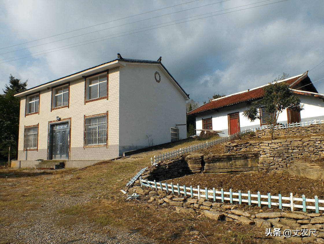 大连一宅基地翻建缘何成违建，六年诉讼未了