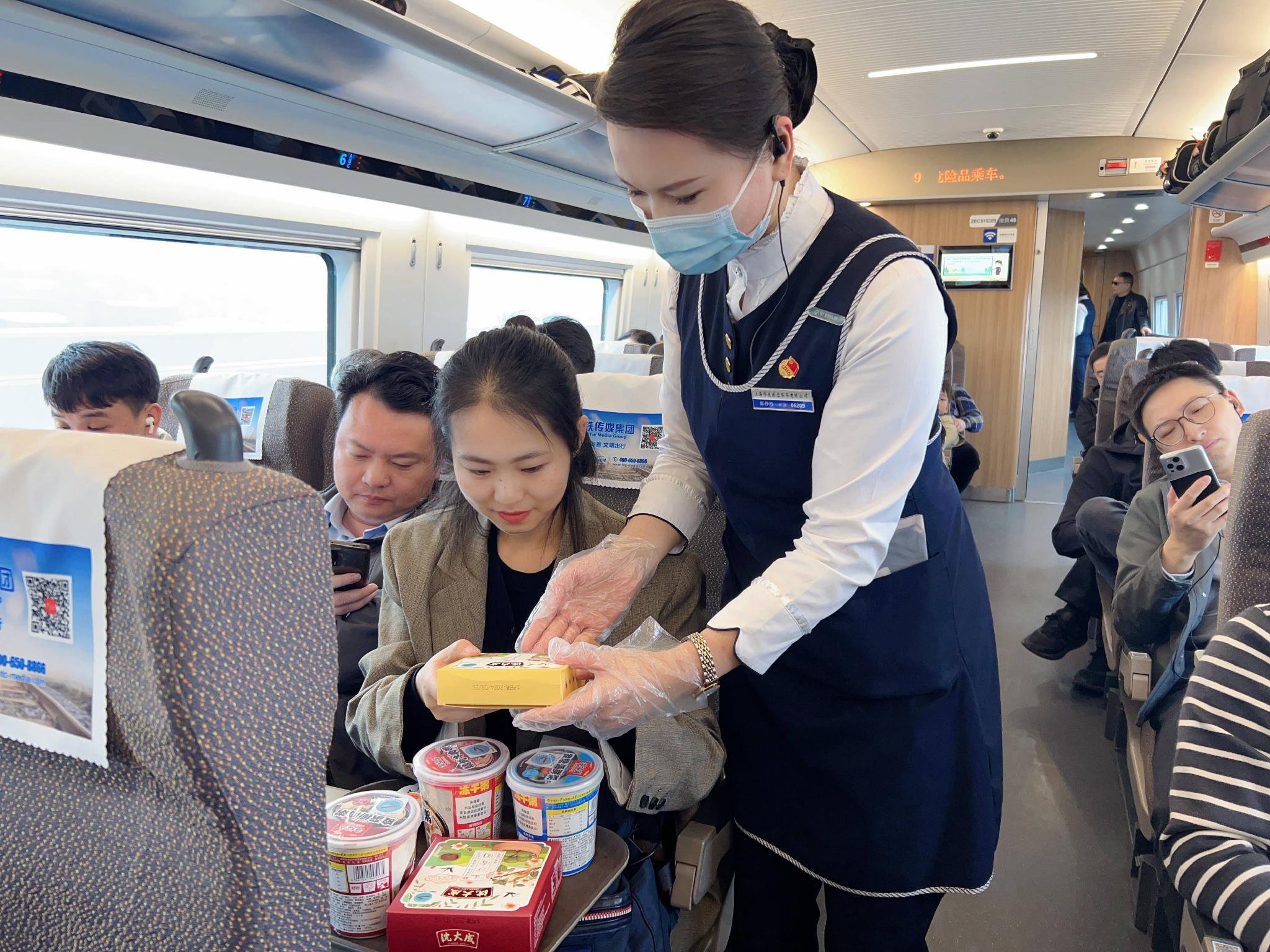 长三角铁路预计今日发送370万人次同比增4.9%，增开118列客车