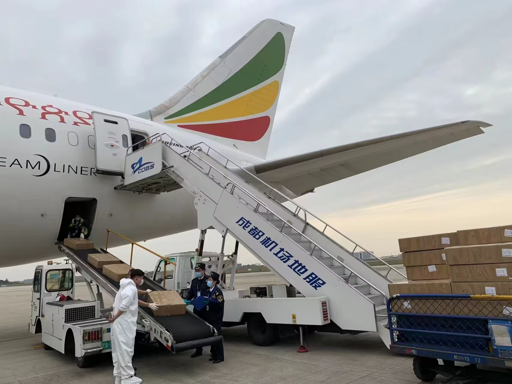 西藏樟木口岸国产新能源汽车出口连创新高 前三季度贸易值4.5亿元人民币