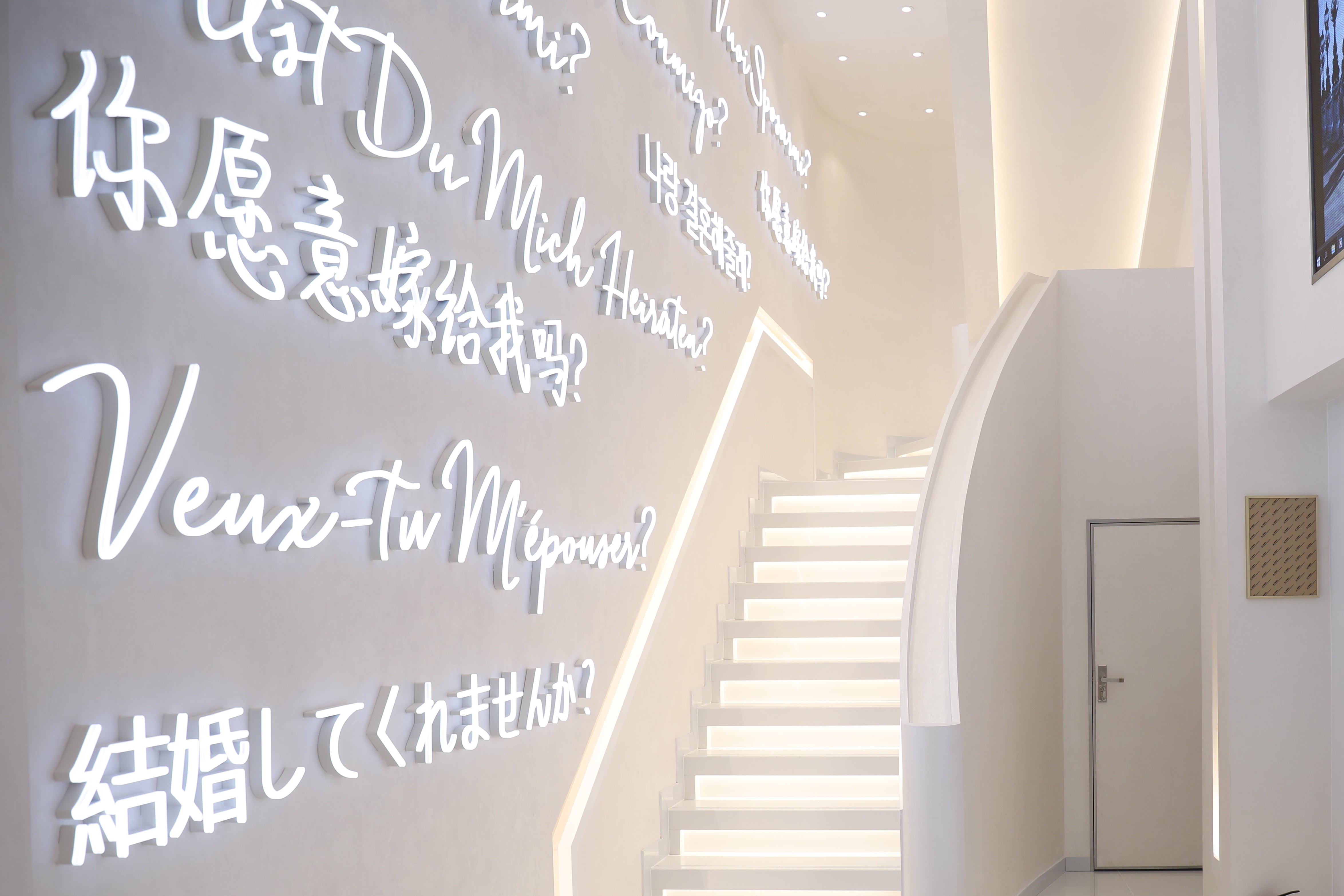 迪阿股份：DR位于卢浮宫的珠宝店没有失窃