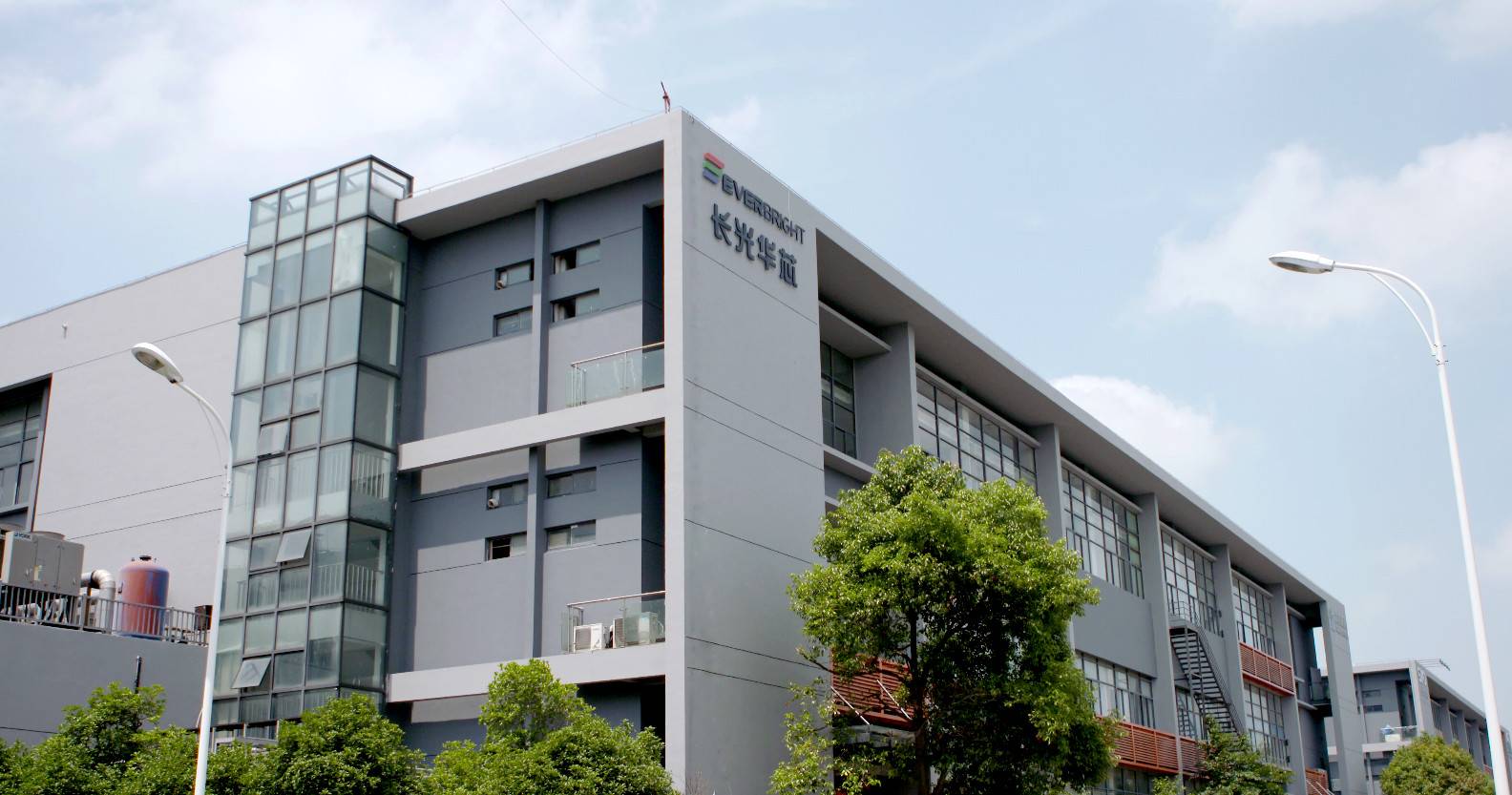 长光华芯现15笔大宗交易 合计成交64.00万股