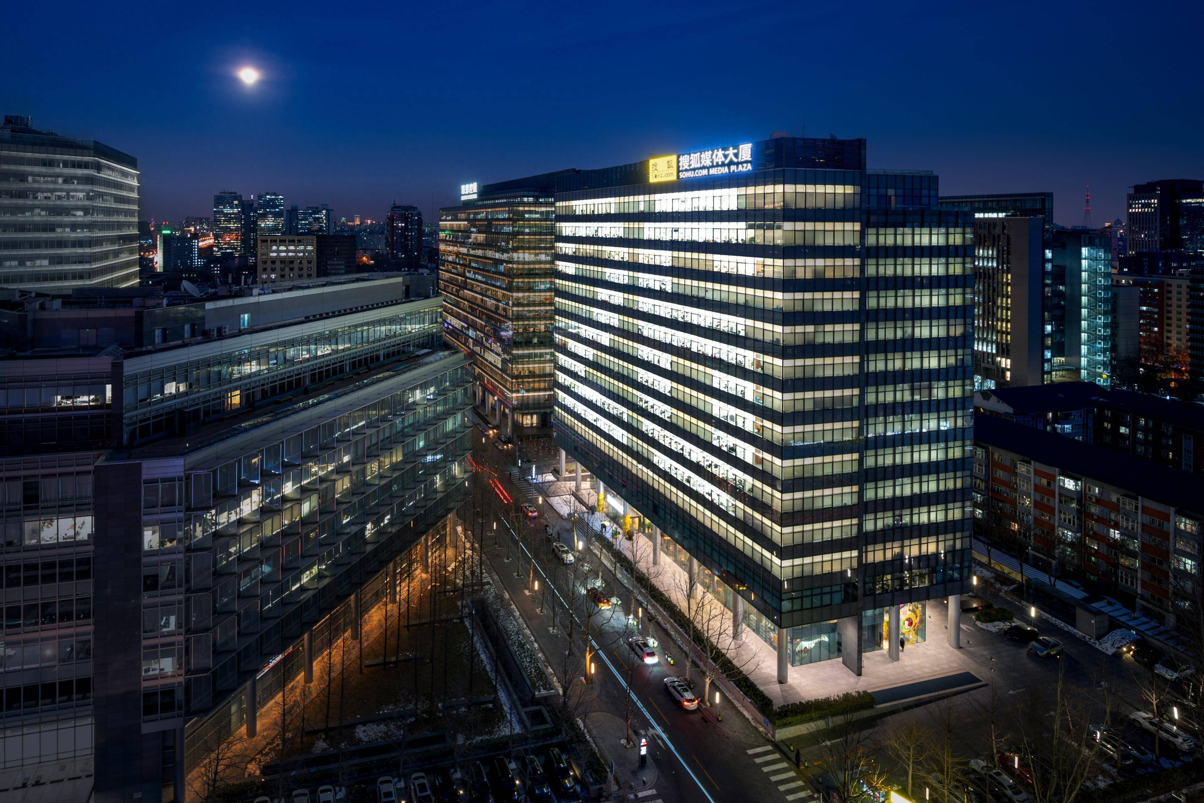 阿特斯：控股股东预计第四季度总收入13亿至15亿美元