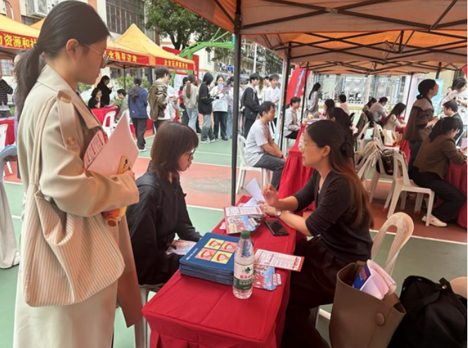 人保服务 ,人保财险政银保 _2026女童套装项目可行：把“萌娃”做成“流量入口”，是把城市消费活力“托起来”