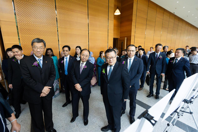 怀进鹏会见新加坡教育部部长李智�