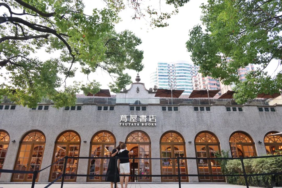 实探｜上海老人挤爆的“网红店”：3周卖超40万元！不仅卖商品，更卖颜值和尊严