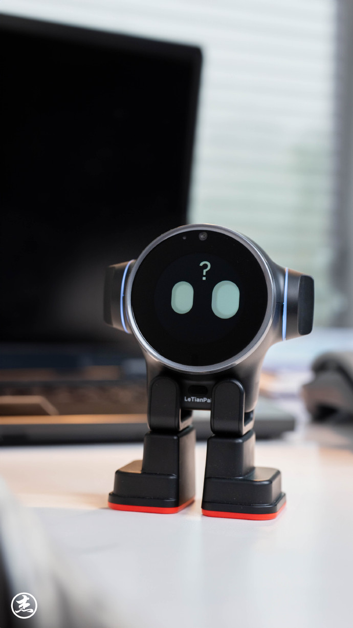 “巧手机器人”实现双面抓握与自主爬行