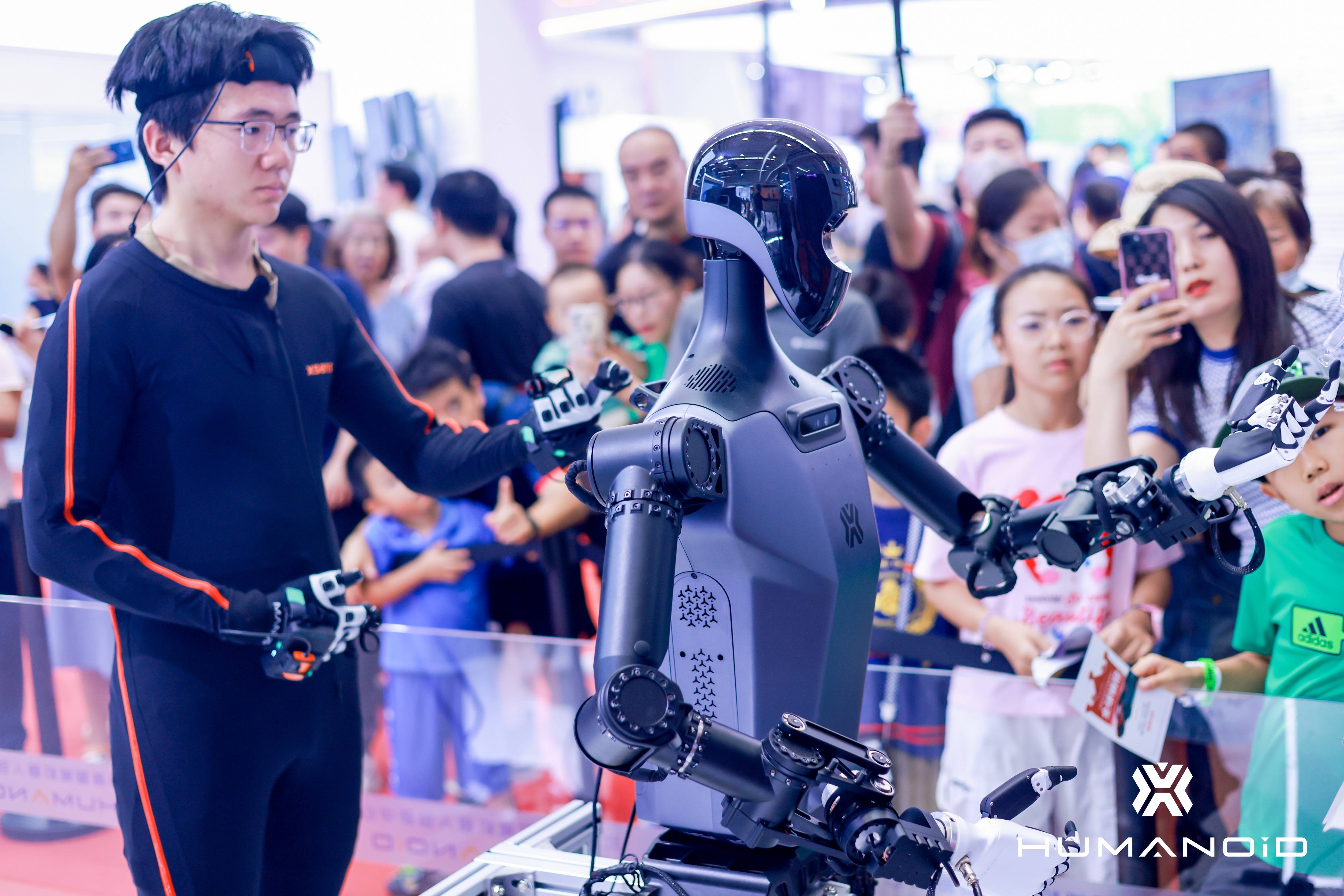 行业首款为工业而生的具身智能机器人发布，海尔生态赋能新时达技术落地