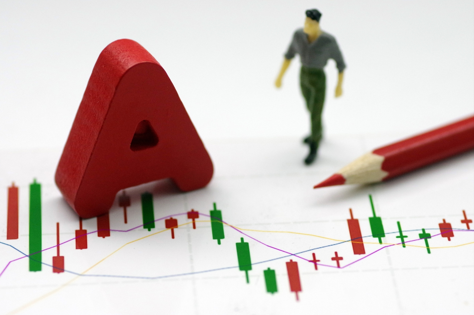 新晨科技：1月22日高管康路、张燕生减持股份合计22.15万股
