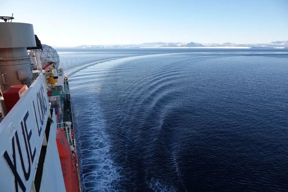 第42次南极考察｜“雪龙”号在阿蒙森海开展潜标作业