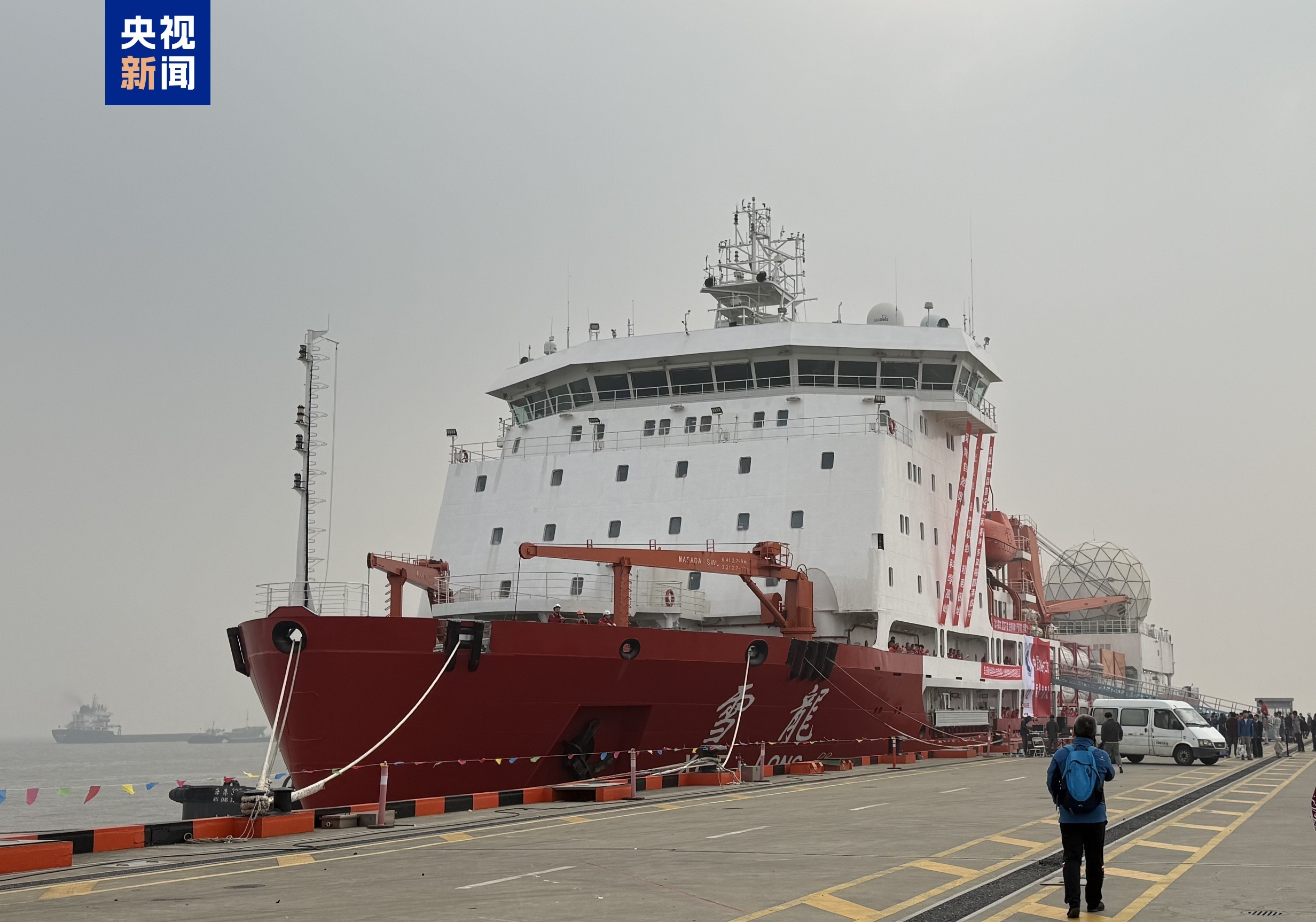 第42次南极考察｜“雪龙”号在阿蒙森海开展潜标作业