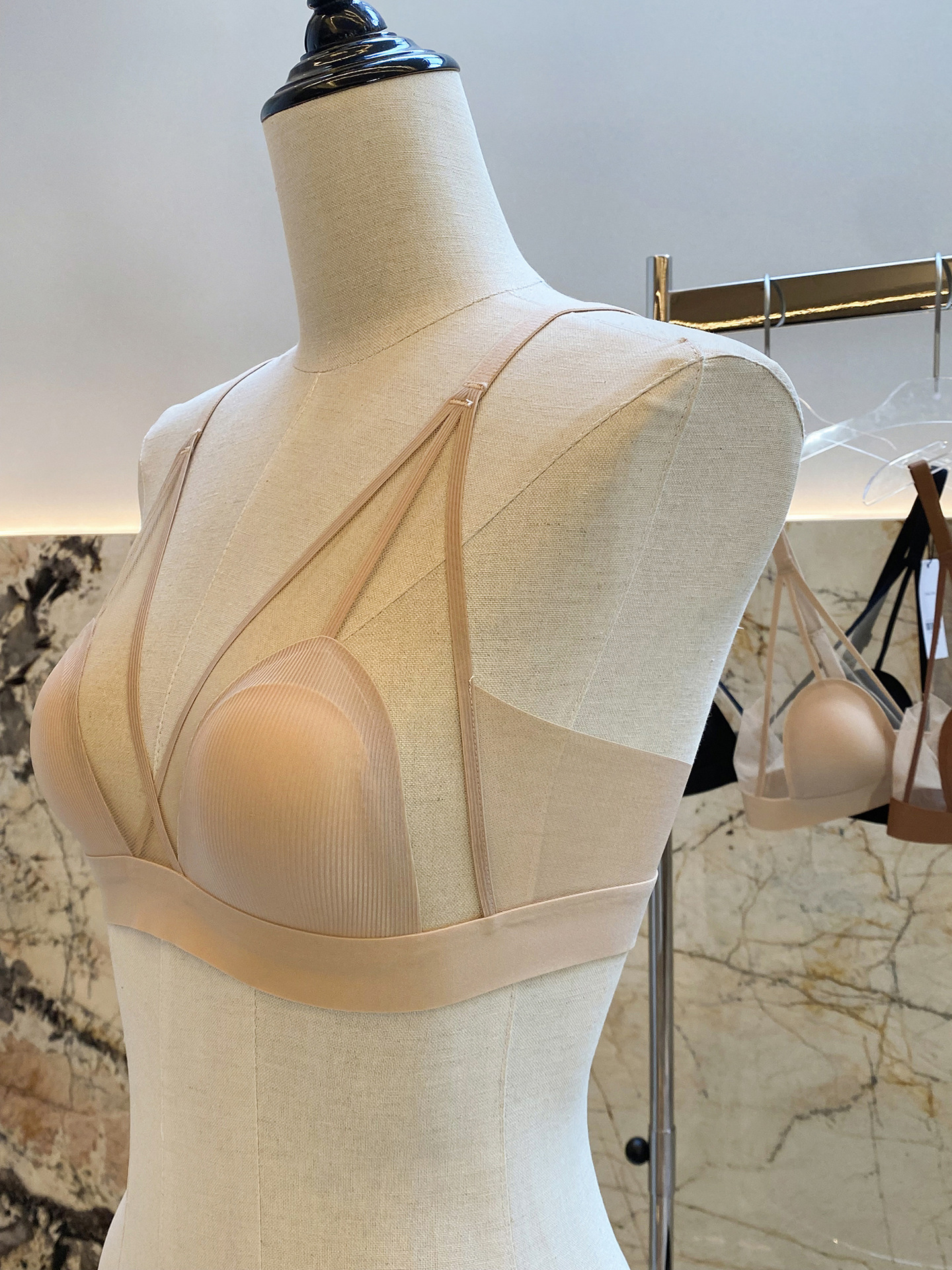 爱慕股份获得实用新型专利授权：“一种夹心结构碗围的软支撑文胸”