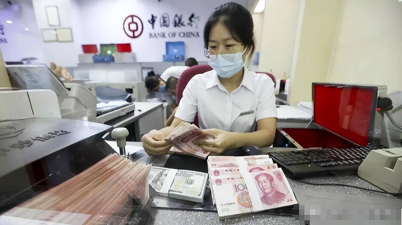 短期揽储 中小银行逆势“加息”