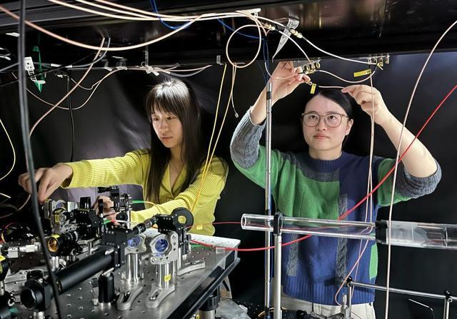 我国科学家成功构建量子密钥分发芯片网络